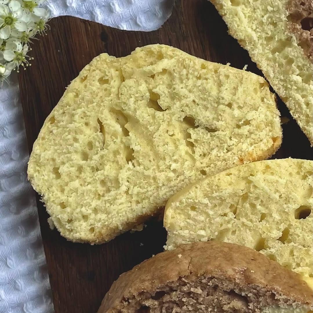 Rodajas de budín marmolado sobre una tabla de madera